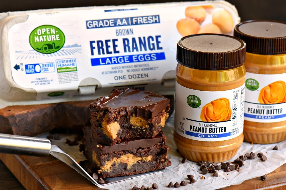 Sorprende a tu paladar con los MEJORES Brownies de Mantequilla de Cacahuete de la HISTORIA. Hechos sin harina, esta receta fácil de brownie te ofrece el brownie más exquisito, cremoso, rico y masticable que puedas imaginar. Una capa de ganache los realza y te asegura la victoria sobre los antojos de chocolate más intensos. // Mamá en Tiempo de Descanso