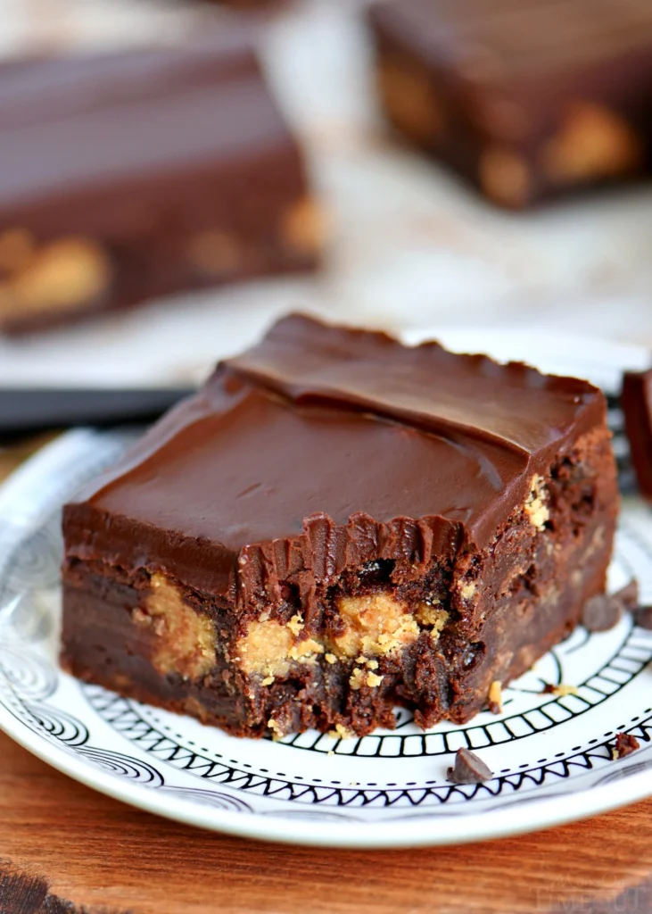 Sorprende a tu paladar con los MEJORES Brownies de Mantequilla de Cacahuete de la HISTORIA. Hechos sin harina, esta receta fácil de brownie te dará el brownie más exquisito, cremoso, rico y masticable que puedas imaginar. Una capa de ganache los realza y te asegura la victoria sobre los antojos de chocolate más intensos. Naturalmente #singluten y ni siquiera necesitan batidora. De nada. // Mom On Timeout #brownie #brownies #receta #mantequilladecacahuete #sinharina #fácil #delicioso #rico #postre #postres #momontimeout #anuncio